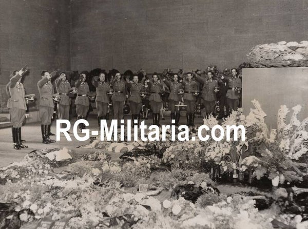 Original WW2 Italian Press Photo - Spanish Blue Division Azul honour the fallen soldiers in Berlin (1943)