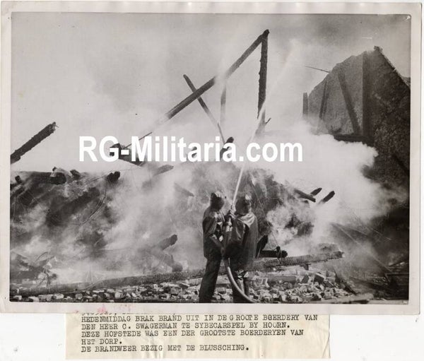 Original WW2 Dutch Press Photo - Dutch firemen extinguish a fire on a farm in Sybecarspel, Hoorn (1940)