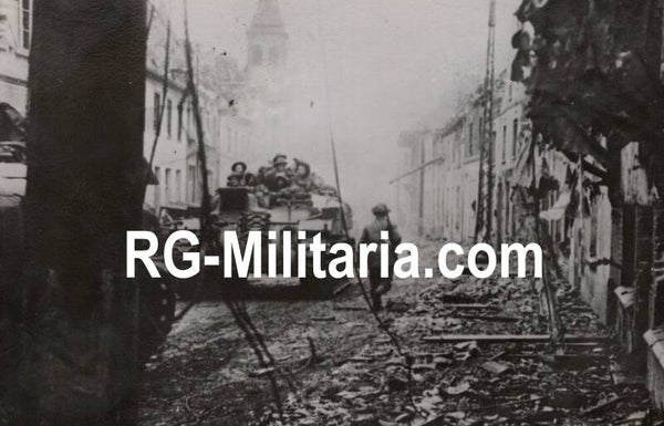 Original WW2 French Press Photo - British panzer tank in Kranenburg, Germany (1945)