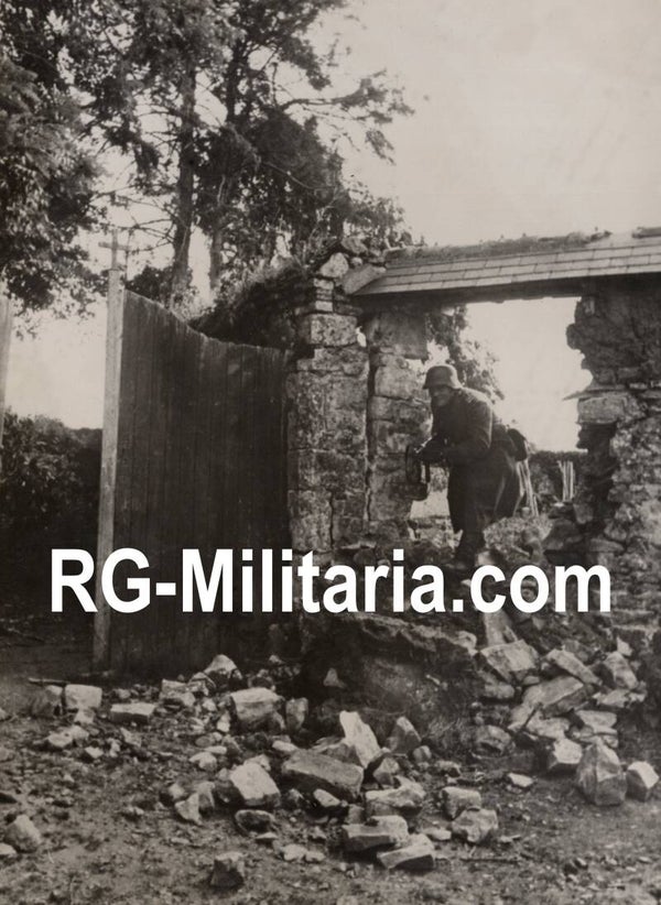 Original WW2 German Press Photo - Russian Ostvolker soldier fights allied troops in Normandy, Operation Overlord (1944)