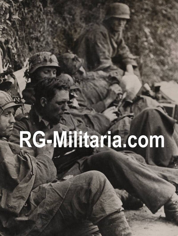 Original WW2 German Press Photo - German soldiers taking a break from fighting in the Orne, Normandy, Operation Overlord (1944)