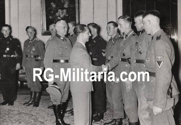 Original WW2 German Waffen SS Press Photo - Dr. Joseph Goebbels and SS-Gruppenführer Hans Jüttner receiving the victors of Kharkov (1943)