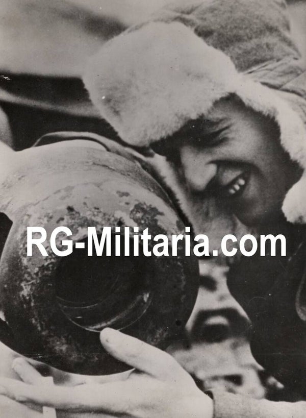 Original WW2 German Press Photo - German soldier looking at a PAK or Panzer tank canon muzzle