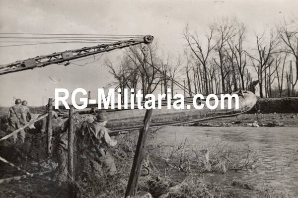 Original WW2 French Press Photo - US soldiers place a rubber boat in the water