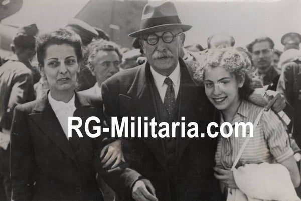 Original WW2 French Press Photo - Jewish Mr. and Mrs. Léon Blum arrive back in France from the concentration camps Buchenwald and Niederdorf (1945)
