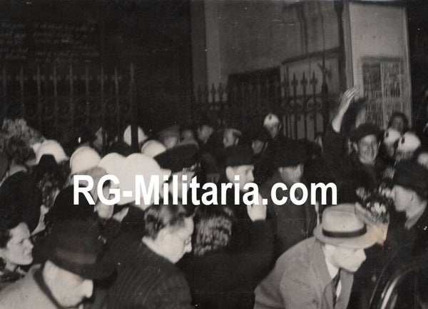 Original WW2 French Press Photo - Survivors of the Buchenwald Concentration camp arrive in Brussels, Belgium (1945)