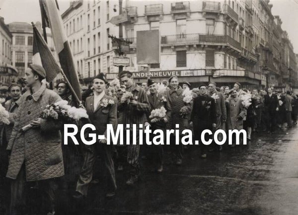 Original WW2 French Press Photo - Belgian or French concentrationcamp prisoners return home (1945)