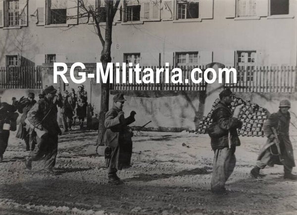 Original WW2 French Press Photo - German POW soldiers surrender to French troops, Alsace, Germany (1945)