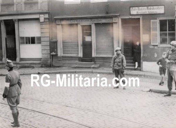 Original WW2 French Press Photo - US soldiers with German Military Police in Frankfurt (1945)