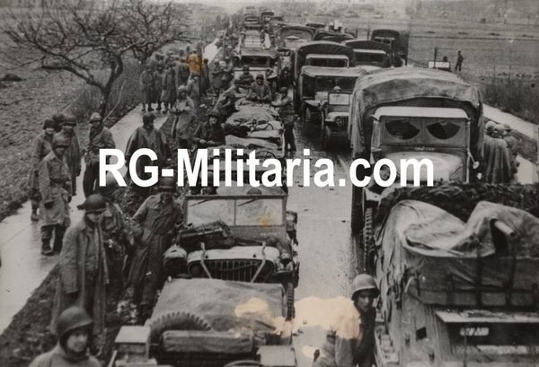 Original WW2 French Press Photo - US convoys queue up on German roads (1945)