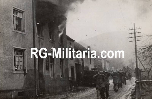 Original WW2 French Press Photo - German POW soldiers captured by the 3rd US Army (1945)