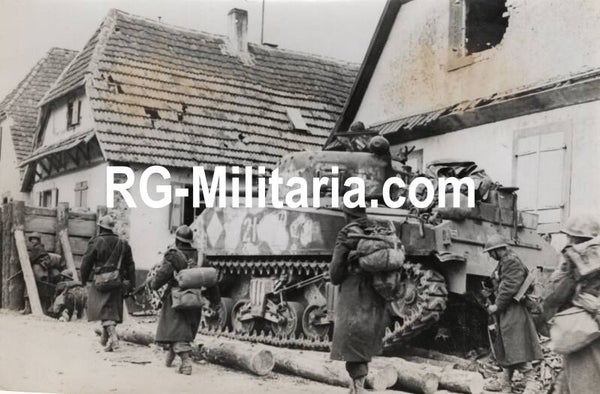 Original WW2 French Press Photo - French soldiers under the command of Tassigny with a Sherman tank in Schreibenhardt (1945)
