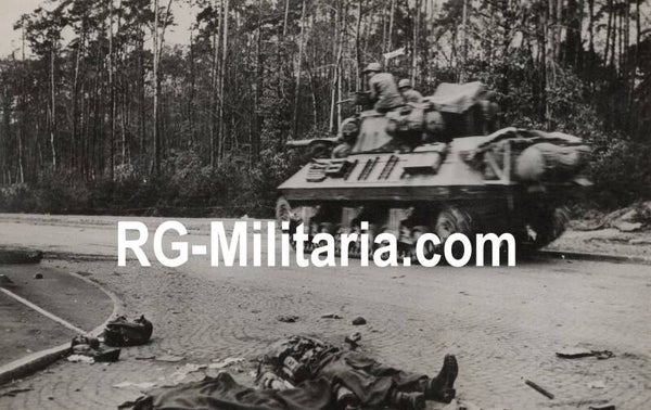 Original WW2 French Press Photo - M18 Hellcat (?) tank passes a German KIA soldier (1945)