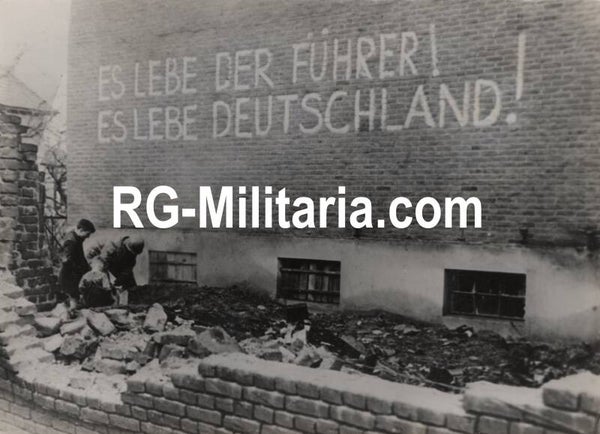 Original WW2 French Press Photo - US soldiers in front of a large graffiti wall ''Es lebe der Führer es lebe Deutschland!'' in Echt, Netherlands (1945)