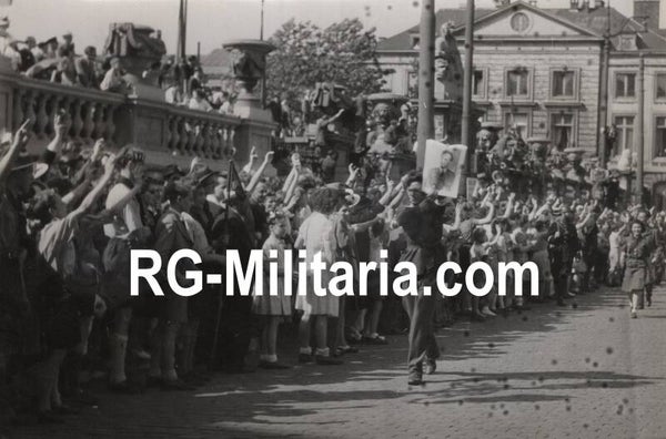 Original WW2 French Press Photo - Parade for the liberation of Brussels, Belgium (1944)