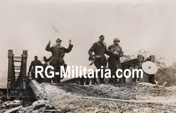 Original WW2 French Press Photo - Captured German POW soldiers near the Worm river, Germany (1945)