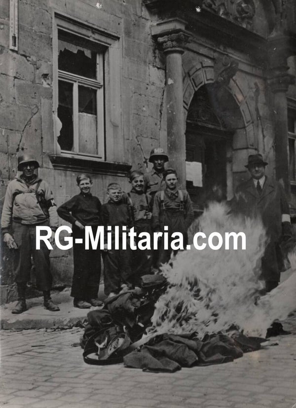 Original WW2 French Press Photo - 12 and 13-year-old German child soldiers burning their uniforms at the border of Czechoslovakia with US soldiers (1945)