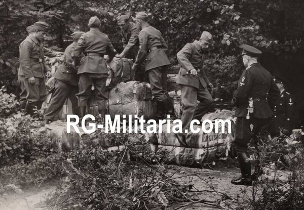 Original WW2 German Press Photo - TENO Technische Nothilfe soldiers prepare a British dud bomb (1940)
