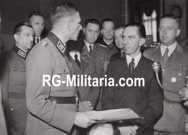 Original WW2 German Press Photo - Reichsminister Dr. Joseph Goebbels speaking with RAD Arbeitsmanner in Berlin (1942)
