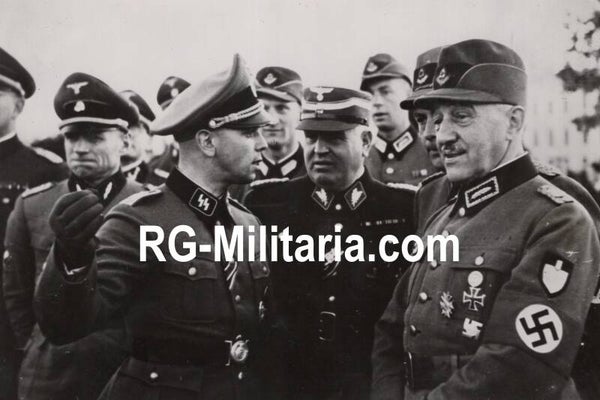 Original WW2 German Waffen SS Press Photo - RAD Reichsarbeitsführer Konstantin Hierl talking with Latvian SS volunteers on the Eastern Front (1943)
