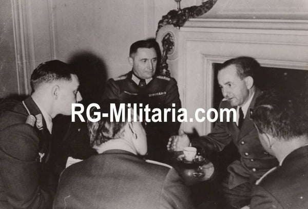 Original WW2 German Press Photo - Reichspressechef Dr. Jacob Otto Dietrich talking with Kriegsberichter (1941)
