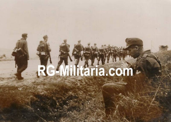 Original WW2 German Waffen SS Press Photo - Wehrmacht soldiers marching to the Eastern Front (1944)