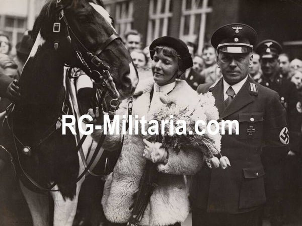 Original WW2 German Press Photo - WHW Winterhilfswerk horse rider Friedel Schumann returns to Berlin after visiting Ostpreussen (1938)
