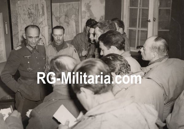Original WW2 British Press Photo - Captured POW General Kurt Dittmar talks with war correspondents (1945)