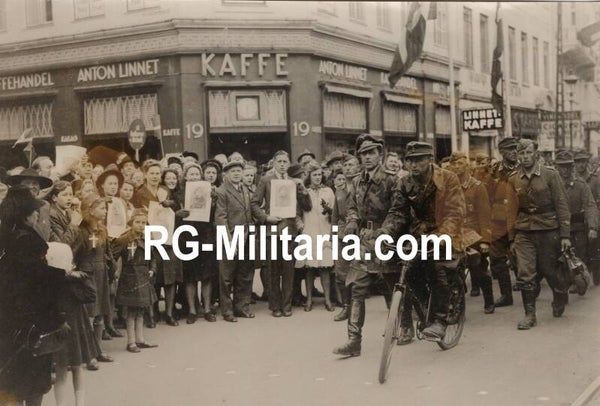 Original WW2 US Press Photo - German Fallschirmjager Velddivision leaving a liberated Copenhagen, Denmark (1945)