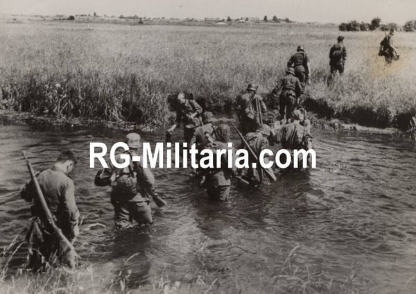 Original WW2 German Waffen SS Press Photo - Latvian SS volunteers fight in their own country, Latvia (1944)