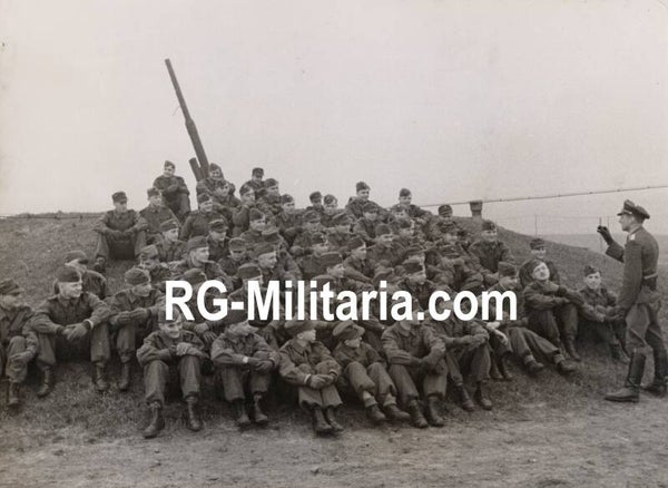 Original WW2 German Press Photo - Luftwaffe flakhelfer children receiving instructions