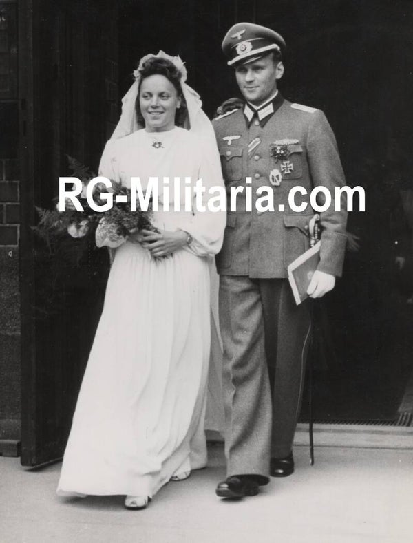 Original WW2 German Press Photo - German runner Erika Biess married to Hauptmann Reinhard Sandmann with nahkampfspange, Berlin 91943)