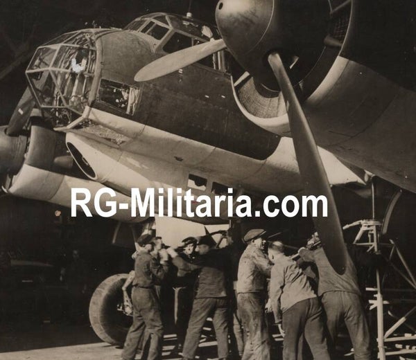 Original WW2 German Press Photo - Luftwaffe Junkers JU 88 mechanics working (1941)