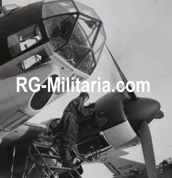 Original WW2 German Press Photo - Luftwaffe Junkers JU 88 airplane with a mechanic (1941)