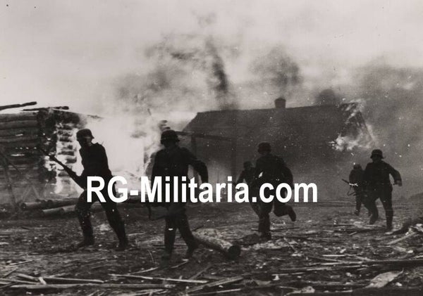 Original WW2 German Press Photo - German troops in a burning village on the Eastern Front (1941)