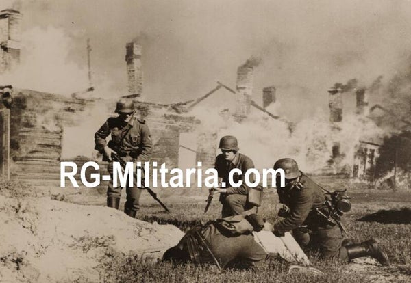 Original WW2 German Press Photo - German troops seeking cover in a burning Soviet village, Eastern Front (1941)