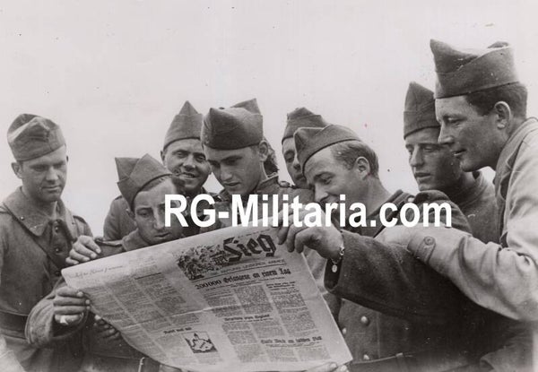 Original WW2 German Press Photo - Captured POW French soldiers reading the German front newspaper ''Der Sieg'' (1940)