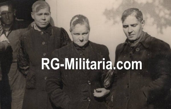 Original WW2 Dutch Photo - Abuse of Dutch ''Moffenmeiden'', women collaborators (1945)
