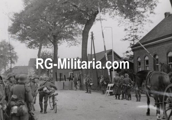 Original WW2 German Press Photo - German Wehrmacht crosses the border at Posterhold, Limburg, Blitzkrieg May (1940)