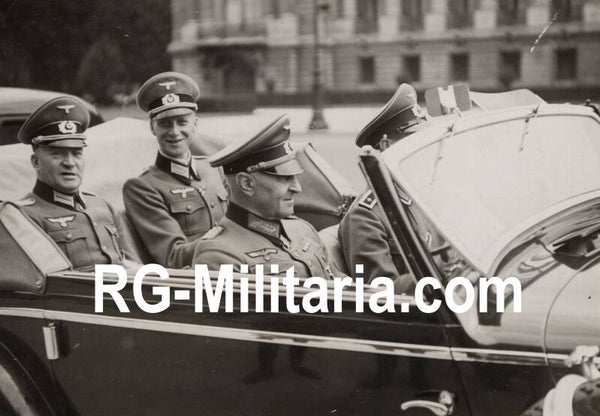 Original WW2 French Press Photo - Lieutenant General von Schaumburg visits an exposition at the Grand Palais, Paris (1941)