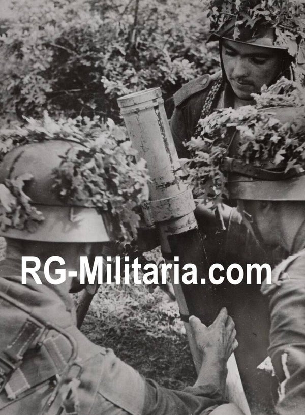 Original WW2 German Press Photo - Gebirgsjäger with a grenade launcher, Italian Front (1944)