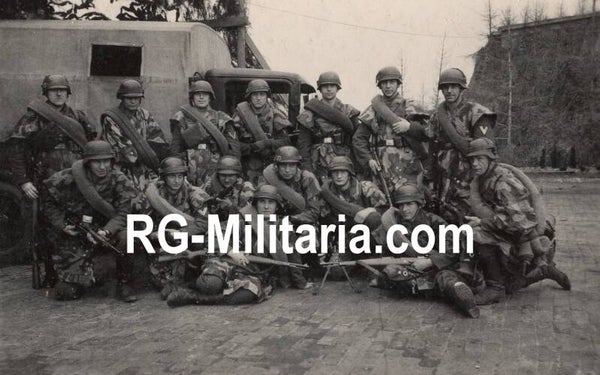 Original WW2 German Photo - Luftwaffe Fliegerhorst Bergen firebrigade group, Bergen, Noord-Holland