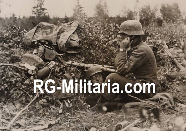 Original WW2 German Press Photo - German soldier calling in their shelter