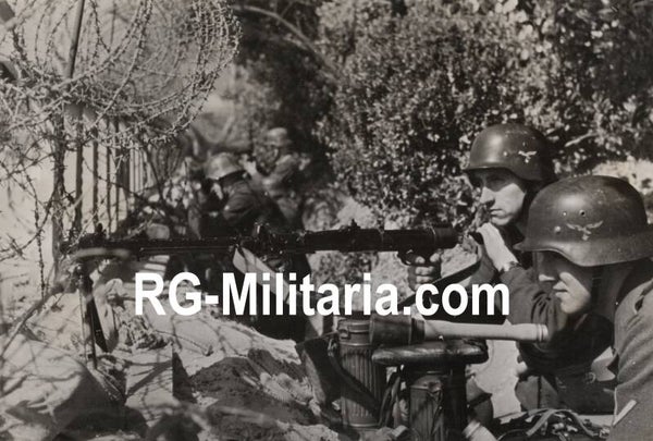 Original WW2 German Press Photo - Luftwaffe soldiers with an MG 34 and Stielgranate at the western front (1941)