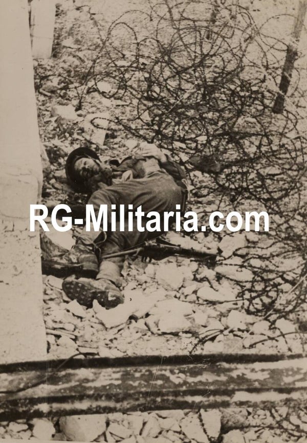 Original WW2 German Press Photo - KIA British soldier in Dieppe, France, Operation Jubilee (1942)