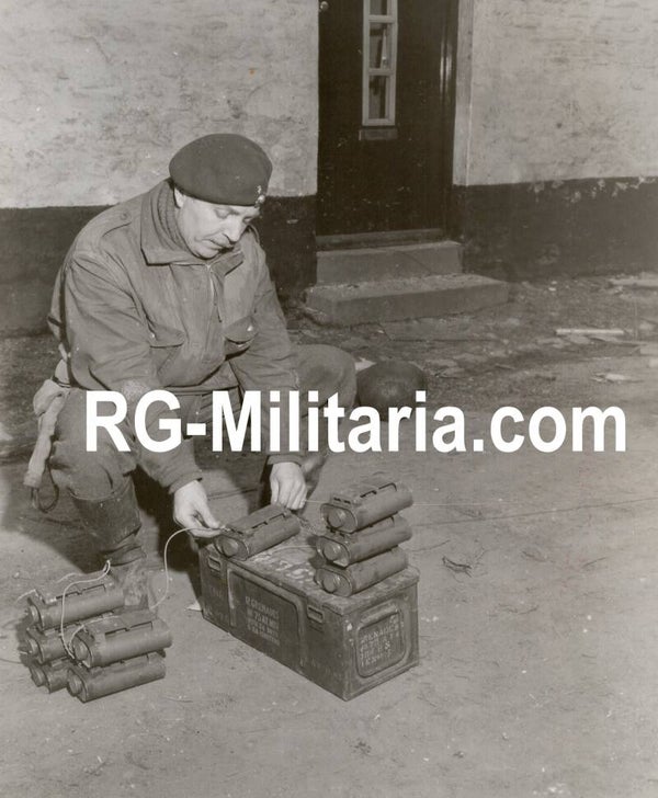 Original WW2 US Press Photo - British commando Sergeant Major preparing anti-tank grenades to capture German troops near Linne, Holland (1945)