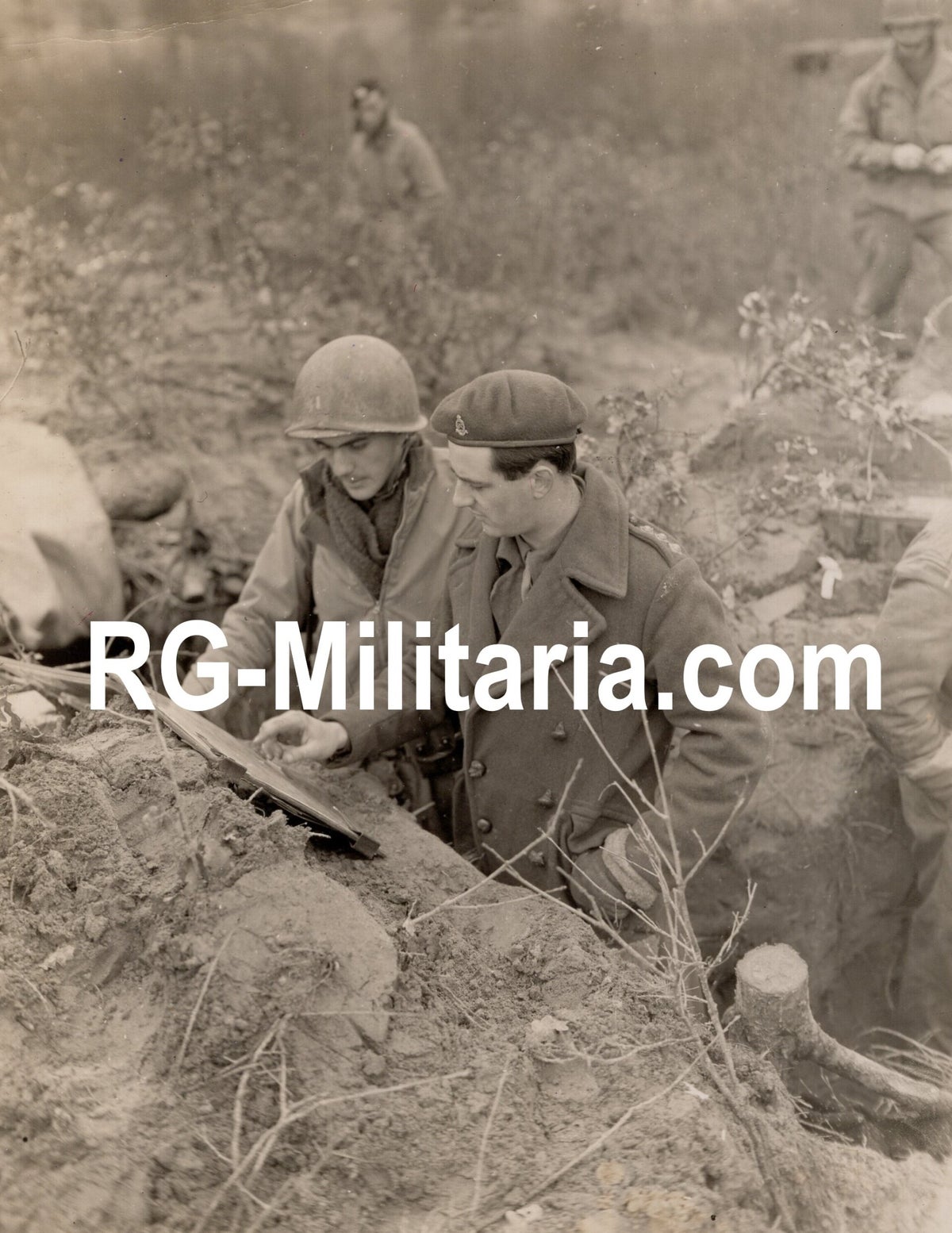 Original WW2 US Press Photo - British and US soldiers talking about the ...