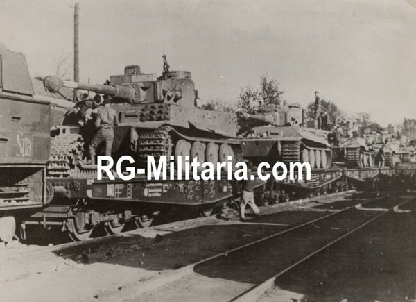 Original WW2 French Press Photo - German Tiger Tanks on a Reichsbahn train on the Eastern Front (1943)