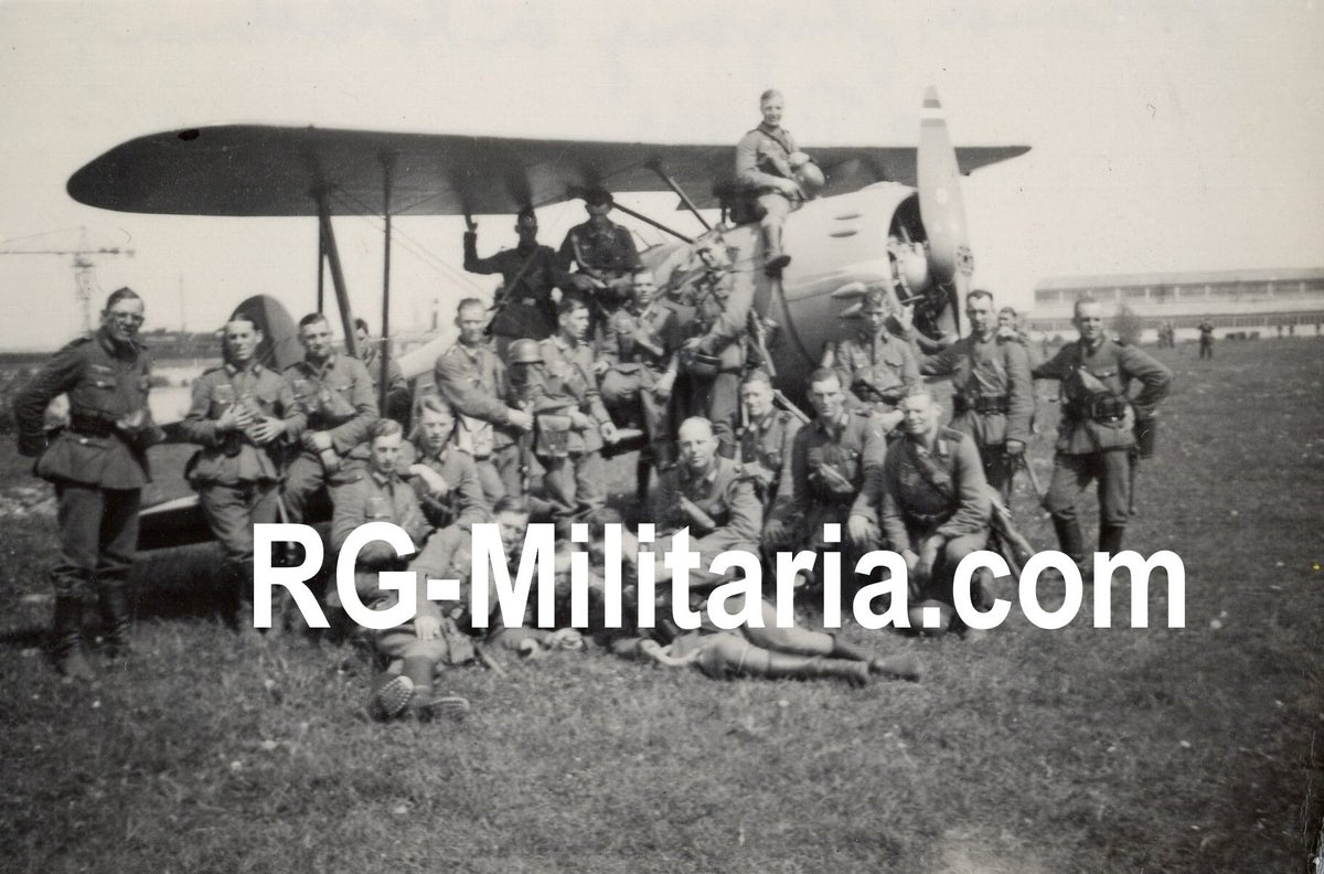 Original WW2 German Photo - German Wehrmacht soldiers in front of a ...