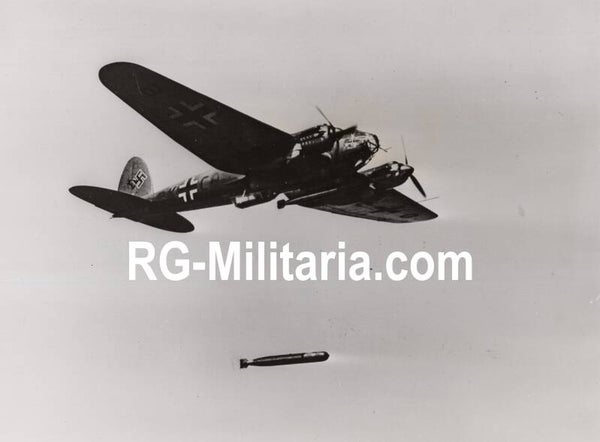 Original WW2 German Press Photo - Luftwaffe airplane Heinkel He 111 dropping a bomb (1941)